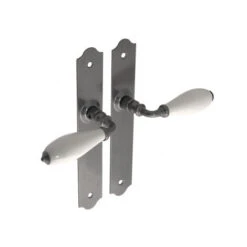 Poignée De Porte Intérieure Rustique En Style Fer Forgé Patiné Et Porcelaine Beige Sur Plaque BdC Entraxe 195 Mm, RUSTICA