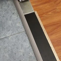 Liquidation totale 200 Cm X 5 Cm Bande De Seuil Profil De Transition Autoadhésif Bande De Recouvrement De Sol En Vinyle, Pour Couvrir Les Carreaux, Les Espaces Entre Les Stratifiés, Grain De Bois Gri -Promos Matériel Boutique 89802870 4